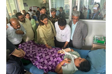 आँबुखैरेनी बस दुर्घटना: अस्पताल पुगेर गृहमन्त्रीले लिए घाइतेको उपचार बारे जानकारी