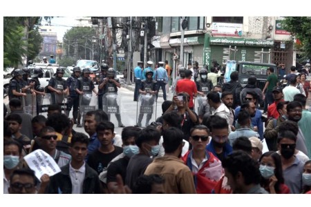 भ्रष्टाचार र भ्रष्टाचारी दुवैलाई निर्मूल गर्न मागसहित युवाहरुद्वारा बालुवाटार घेराउ