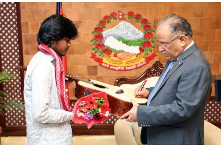 नेपाल आइडलका टाइटल विजेता परियारलाई प्रधानन्त्रीले भेटेरै दिए गितार उपहार