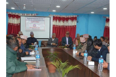 डडेल्धुरा पुगेर गृहमन्त्री लेखकले सुरु गरे भूकम्प पीडितलाई लाभग्राही अनुदान हस्तान्तरण