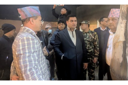 स्वास्थ्यमन्त्री पौडेलद्वारा सिंहदरबार वैद्यखानाको अनुगमनः औषधीको उत्पादन बढाउनुस्, चाहिने खर्च सरकारले दिन्छ