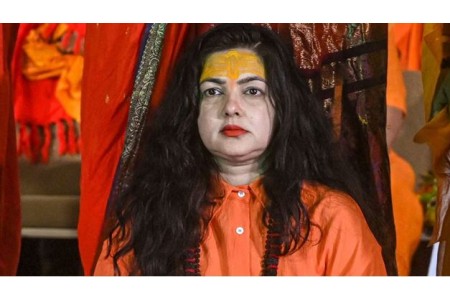 २ लाख ऋण लिएर महामण्डलेश्वर बने,  बैंक खाता जफत, घर मर्मत गर्न पैसा छैन :  ममता कुलकर्णी