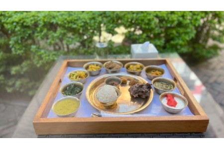 पर्यटकीय क्षेत्र ठमेलस्थित ठमेल इको रिसोर्ट परिसरमा ‘द गोल्डेन थाली’को स्वाद