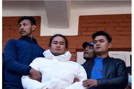रामबहादुर बम्जनलाई हत्कडीसहित सीआईबीले सार्वजनिक गर्‍यो