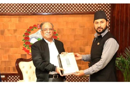 प्रधानमन्त्रीलाई गृहमन्त्रीले बुझाए सुन तस्करी सम्बन्धी जाँचबुझ आयोगको प्रतिवेदन