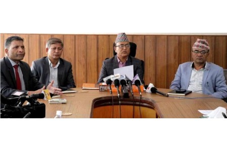 आज सरकारलाइ प्रतिवेदन बुझाउँदै  सुन तस्करी जाँचबुझ आयोग