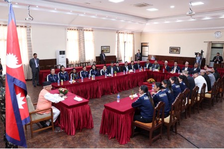 प्रधानमन्त्रीले गरे महिला भलिबल खेलाडीसँग संवाद, अन्तर्राष्ट्रियस्तरको कभर्ड हल बनाउने बाचा