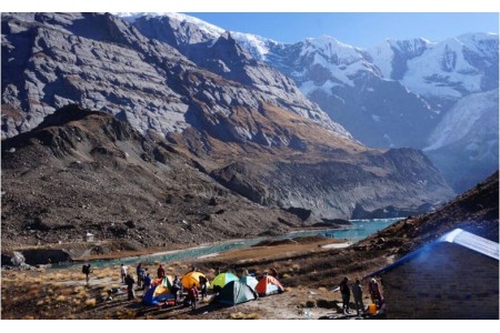 चलायमान बन्दै प्रथम अन्नपूर्ण आधार शिविर पदमार्ग, संरचना अभाव