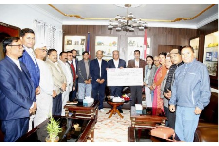बाढीपहिरो पीडितका लागि कर्मचारी महासंघद्वारा पौने आठ लाख सहयोग