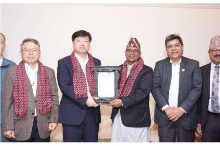 पर्यटनमन्त्री पाण्डेद्वारा विश्वविख्यात चिनियाँ वैज्ञानिकलाई सम्मान