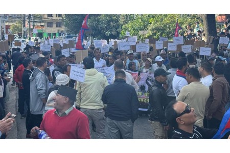 बालुवाटारमा प्रदर्शन गर्दै रास्वपा