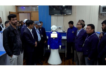 ग्राहकहरुको सहजताका लागि नेपाल टेलिकमले संञ्चालनमा ल्यायो रोबोट