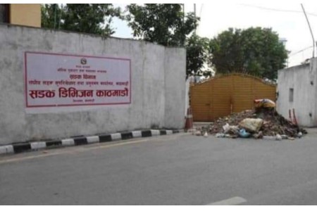 ढोकामै धुलो फालिएकोप्रति सडक डिभिजनको टिप्पणीः ‘यसरी महानगरपालिकाको गरिमा बढ्दैन’