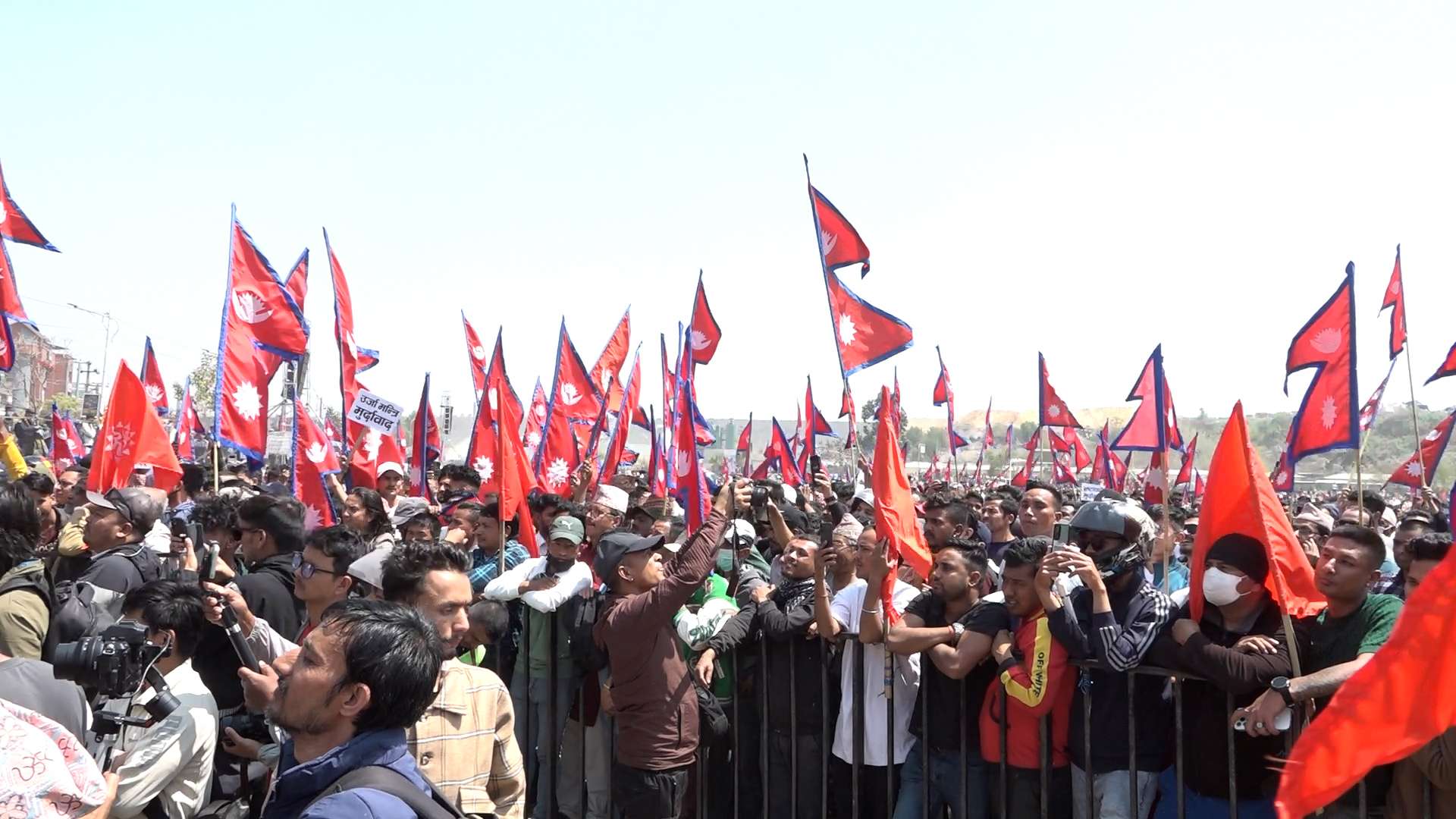 तीनकुनेमा राजावादीको प्रदर्शन, रिङ्गरोड भित्र छिर्न नदिन प्रमुख लेनमा प्रहरीको बार