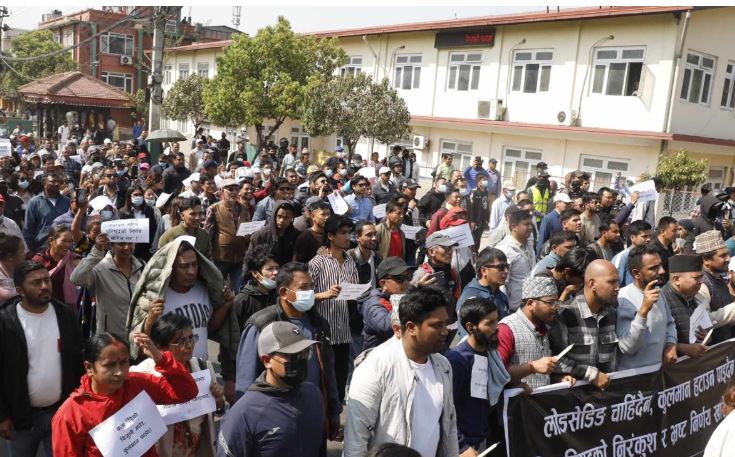 कुलमान घिसिङको वर्खास्तविरुद्ध प्रदर्शन, सरकार फाल्ने उद्घोष
