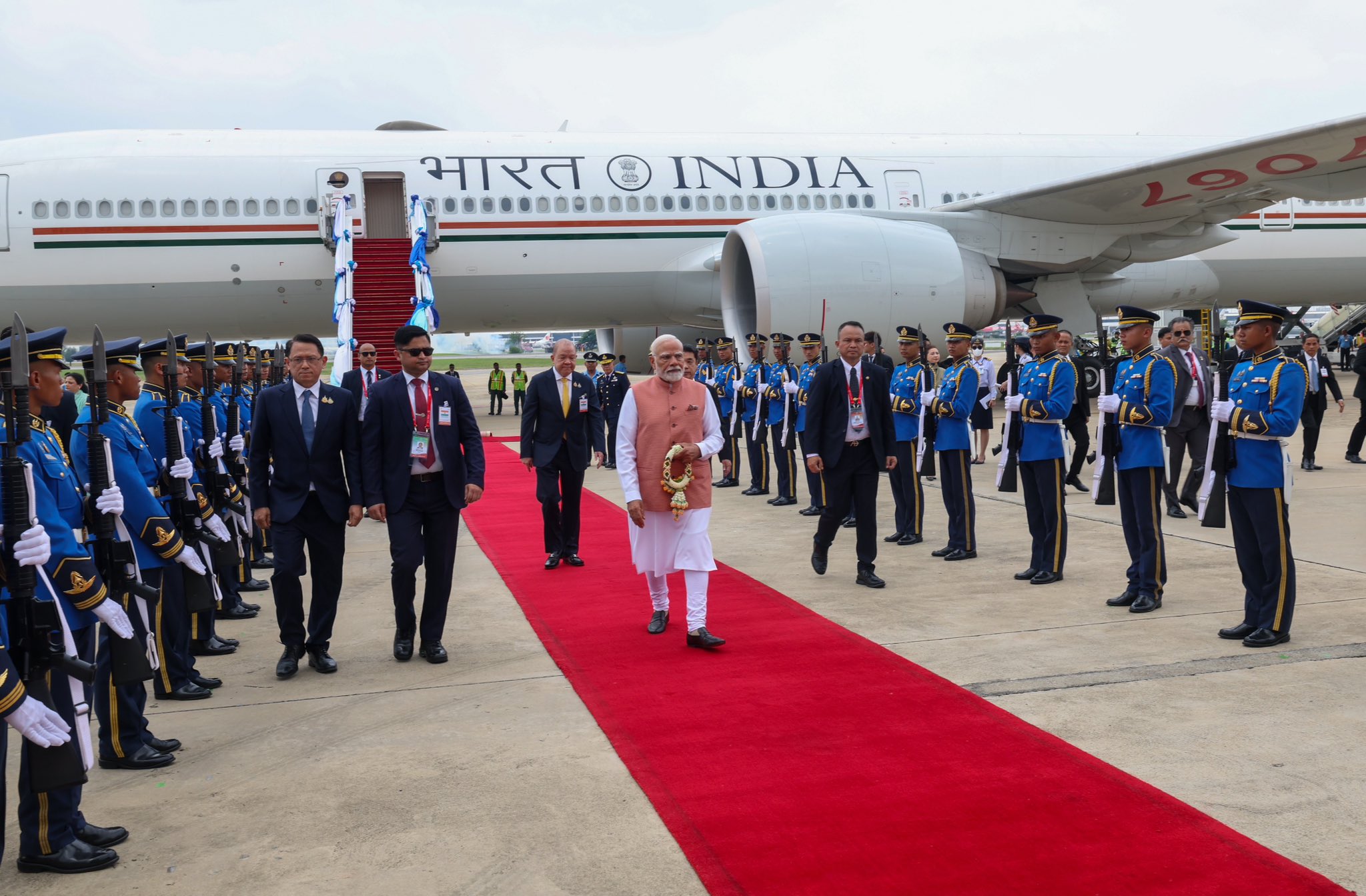 मोदी पनि पुगे बैंकक, भोली ओलीसँग साइडलाइन वार्ता हुने