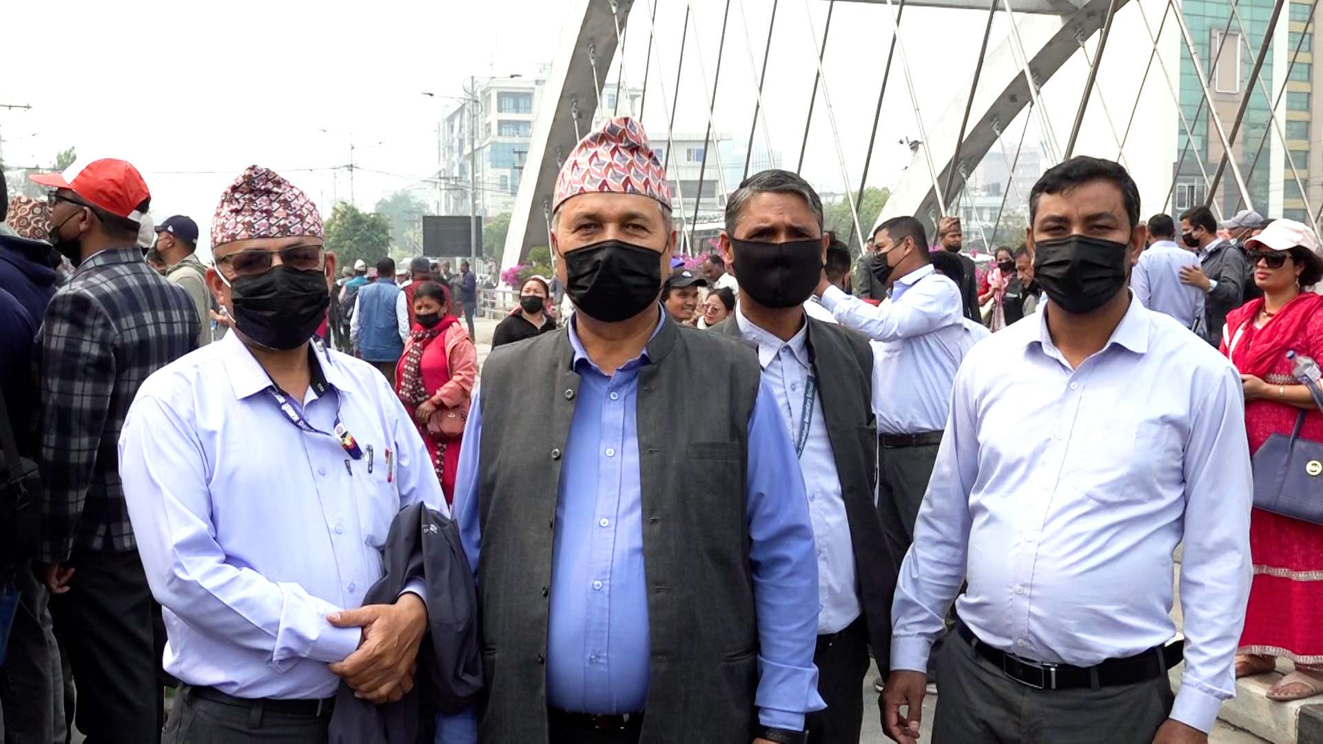 मुखमा कालो मास्क लगाएर शिक्षकहरूले गरे मौन प्रदर्शन