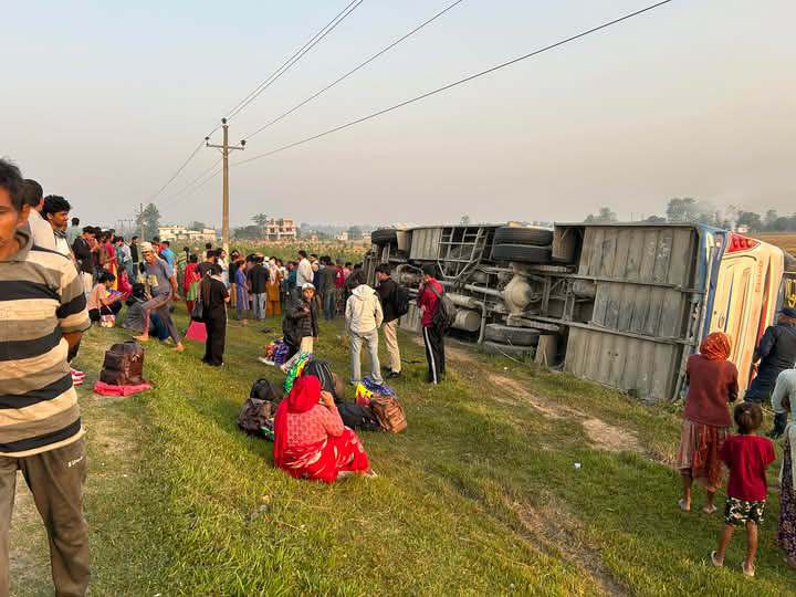 काठमाडौँबाट बझाङतर्फ जाँदै गरेको बस कैलालीमा दुर्घटना