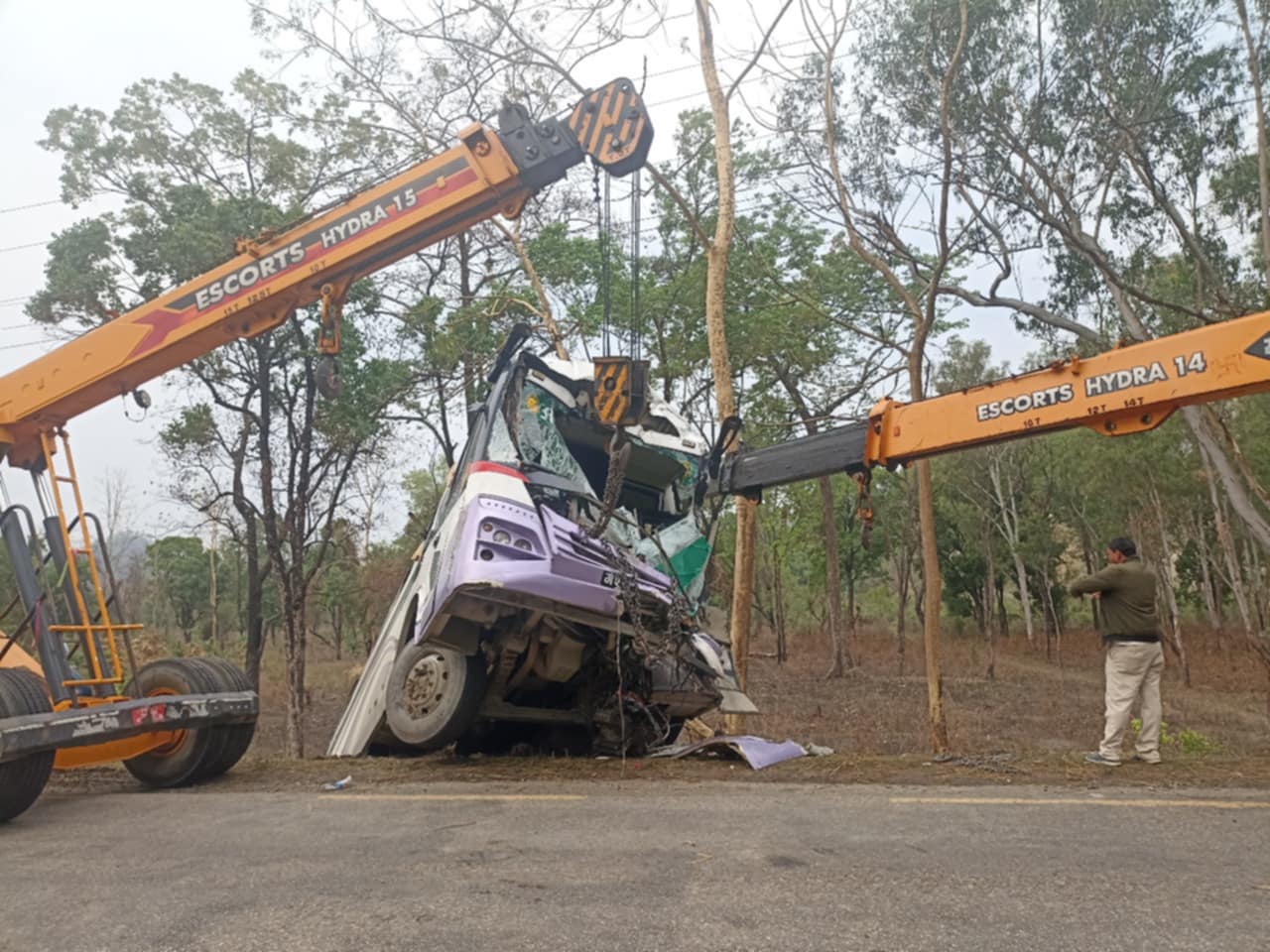 रोकिराखेको ट्रकमा ठोक्किएर यात्रुवाहक बसको दुर्घटना