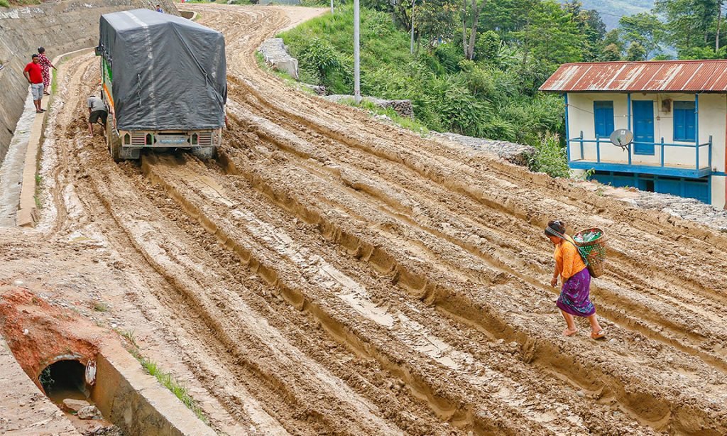 सूर्यविनायक–जगाति सडकमा वर्षाका कारण एकतर्फी यातायात सञ्चालन