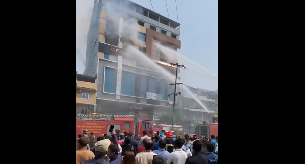 इटहरीस्थित सेन्टर प्लाजामा आगलागी, काठमाडौँबाट सेनाको हेलिकप्टर जाँदै
