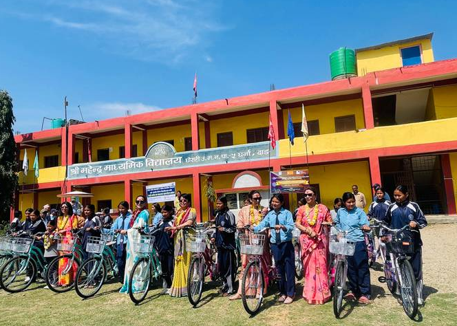 महेन्द्र मावि धर्नामा छात्रवृत्ति सम्झौता र छात्रालाई साइकल वितरण गरियो