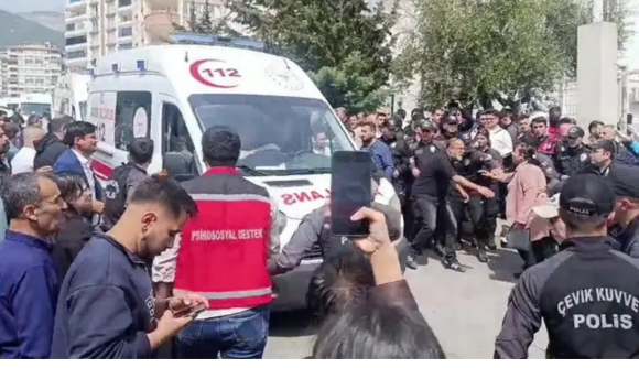 टर्कीमा एक विद्यालयमा १४ वर्षीय छात्रले गोली चलाउँदा ९ जनाको मृत्यु