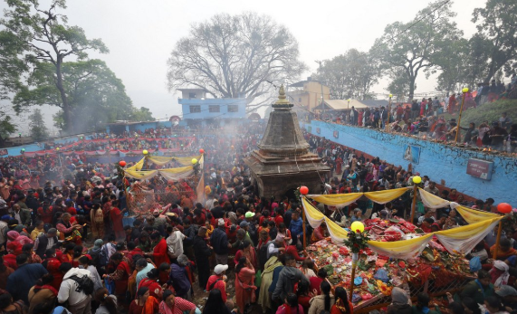मातातीर्थ कुण्डमा दर्शन गर्ने भक्तजनको घुइँचो, आमाप्रति श्रद्धा प्रकट