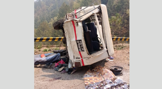 भारतीय तीर्थयात्री बोकेर स्वर्गद्वारी जाँदै गरेको जिप दुर्घटना, एकको जनाको, २१ घाइते
