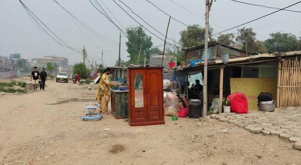 थापाथलीका सुकुमवासीहरुले खाली गर्न थाले आफू बसेको घर