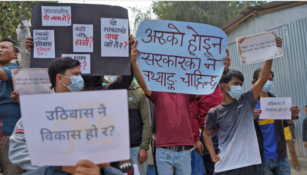 सुकुमवासी बस्ती खाली गराउने निर्णयको विरोध गर्र्दै थापाथलीमा प्रदर्शन, रवि लामिछानेलाई छाती थाप्न आउन आग्रह