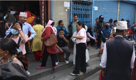 डोजर रोक्न माग गर्दै  रास्वपा कार्यालयमा पुगे उपत्यकाका सुकुमबासीहरु