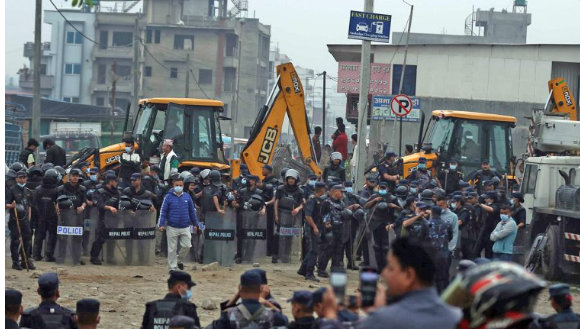 मनोहराको सुकुमवासी बस्ती भत्काउन पुग्यो डोजरसहितको टोली