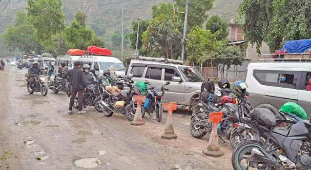 बीपी राजमार्ग पूर्णरूपमा अवरुद्धः वैकल्पिक व्यवस्था गरेर यात्रु पठाइँदै, खुलाउन समय लाग्ने