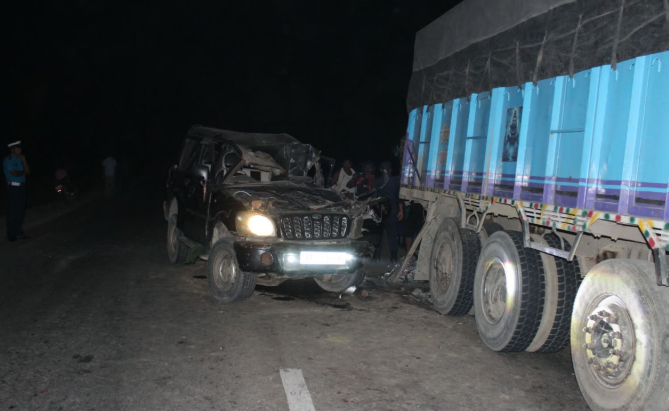 पार्किङ गरिएको ट्रकमा स्कार्पियो ठोक्किँदा दुईजनाको मृत्यु