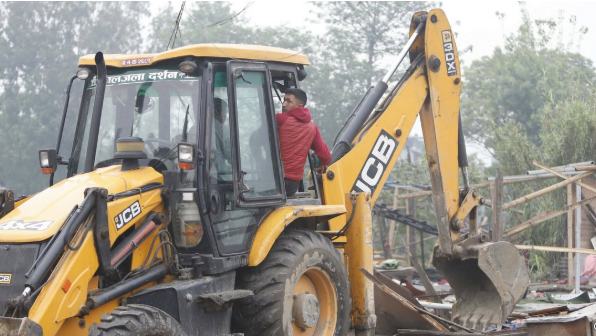 मनोहरा खोला किनारस्थित सुकुमबासी बस्तीमा चल्यो डोजर