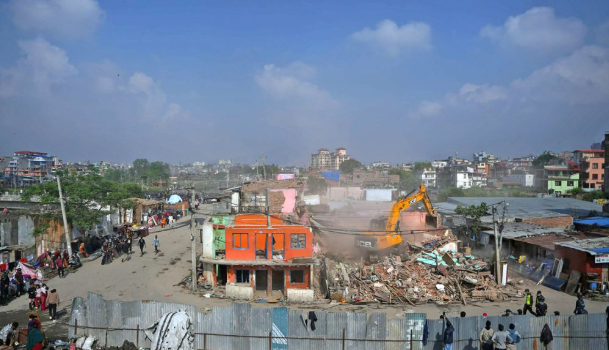 वंशीघाट क्षेत्रका घरहरुमा चल्यो डोजर