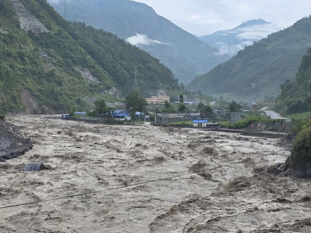 भोटेकोशी बाढीको बहाव घट्यो, जोखिम भने कायमै