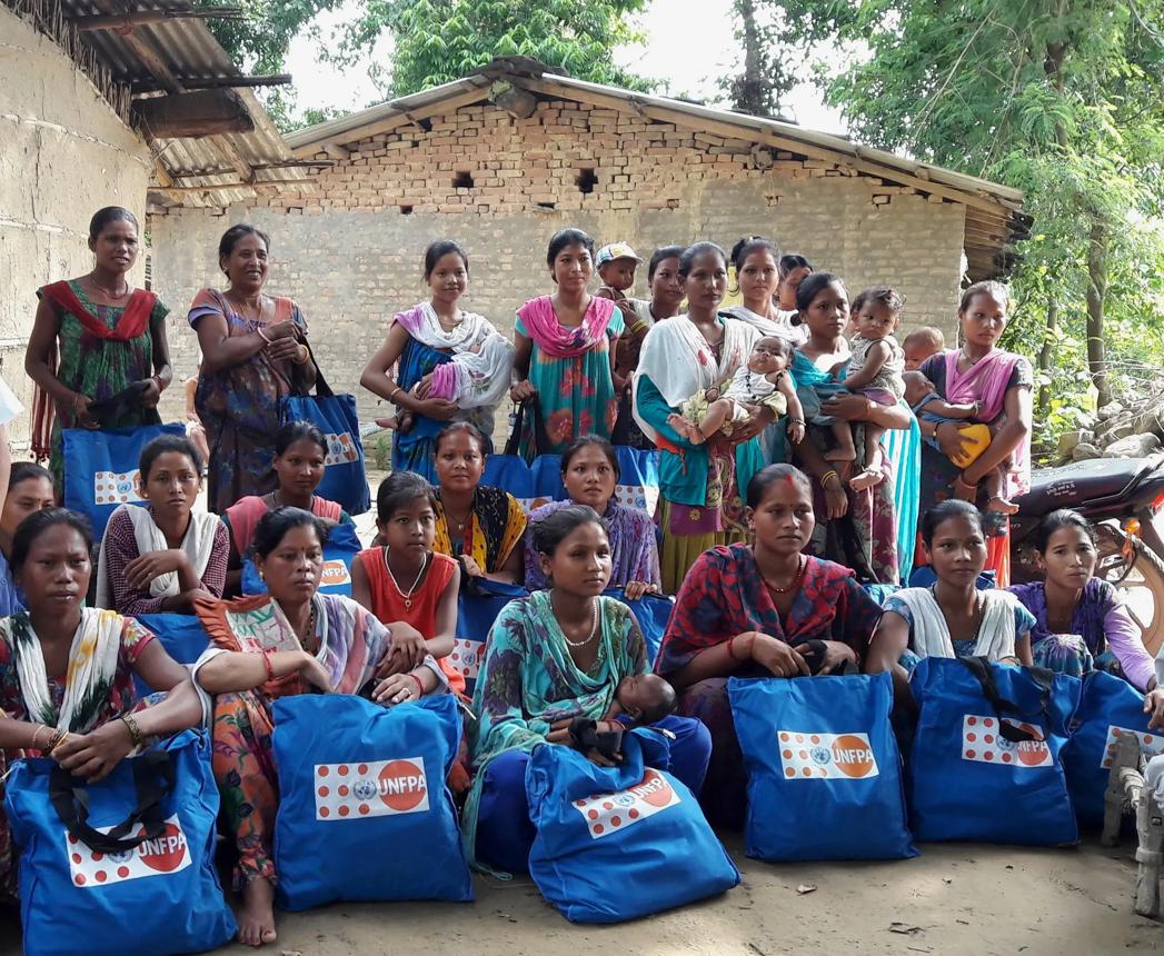 बाढी प्रभावित महिलालाई राहत सामग्री र स्वास्थ्य सेवा वितरण