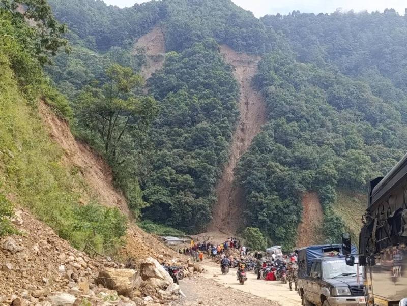 कृष्णभीरको पहिरोले काठमाडौं जोड्ने मुख्य सडक ठप्प