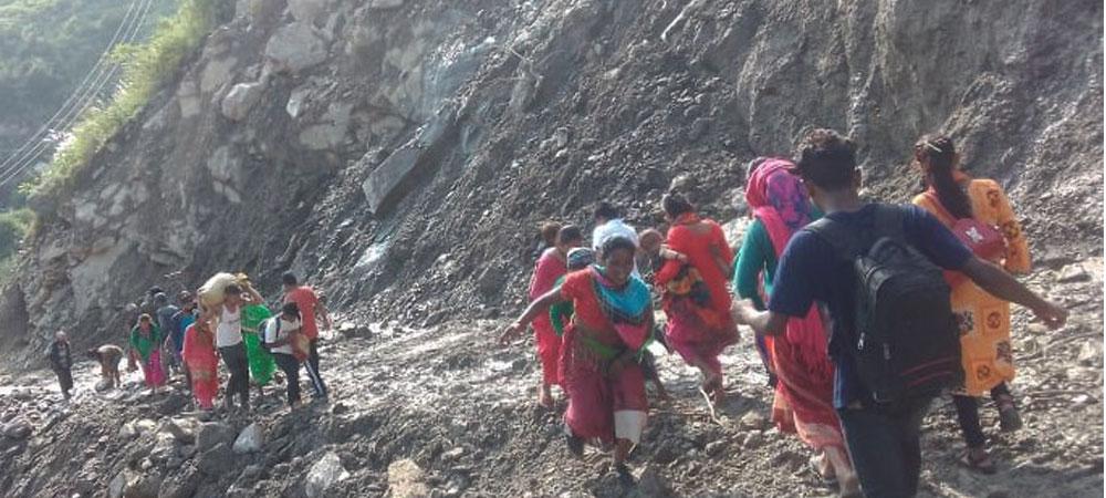 बाजुरामा वर्षाको कहर : पहिरोले घरमा क्षति, सडकसमेत अवरुद्ध