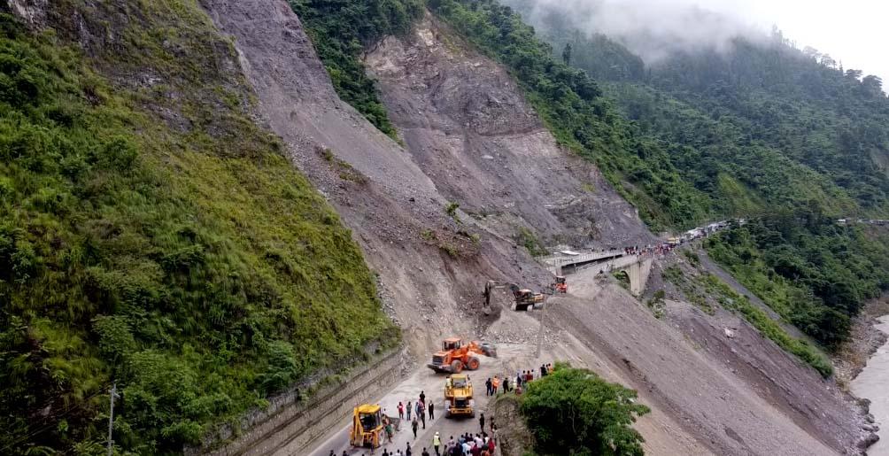 लेदो पन्छाएपछि मुग्लिन–नारायणगढ सडकखण्डमा यातायात सहज