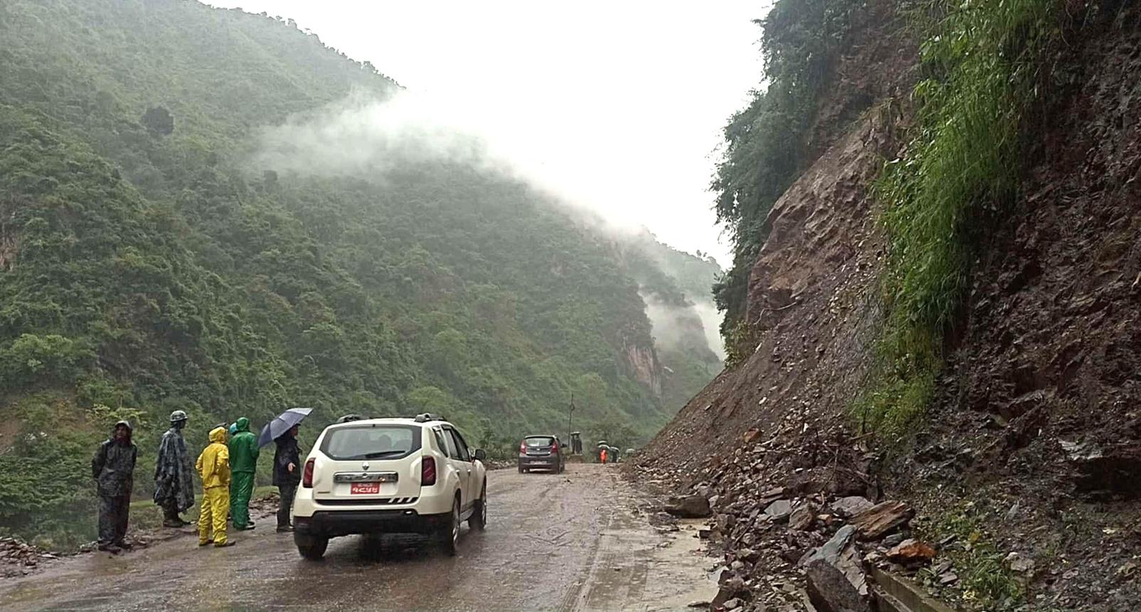 बाढी–पहिरोले देशका प्रमुख राजमार्ग तथा सडक प्रभावित, यातायात सञ्चालनमा समस्या