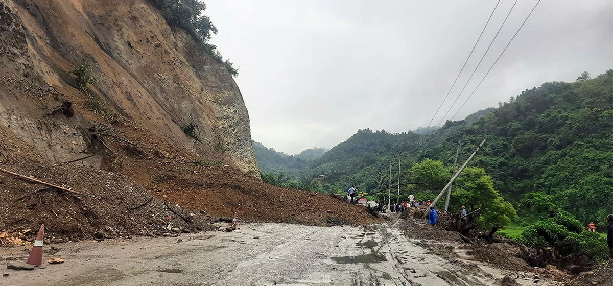 बाढी–पहिरोले अझै सडक अवरुद्ध, विभिन्न राजमार्गमा आवागमन प्रभावित