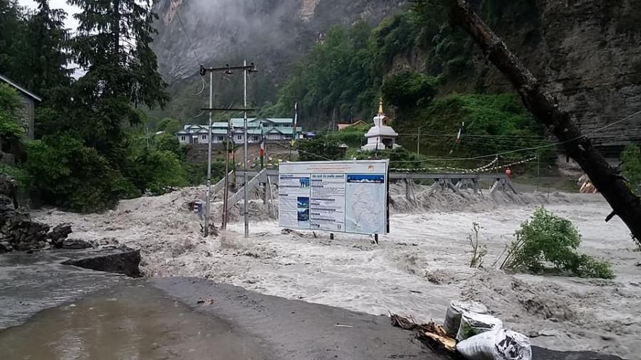 मनाङमा वर्षापछि यातायात प्रभावित, मार्स्याङ्दीको बहाव बढ्दा सडक र पुलमा क्षति