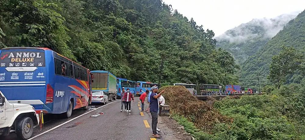 बाढीले क्षतिग्रस्त गल्छी–बेत्रावती सडकमा ट्र्याक खोलियो