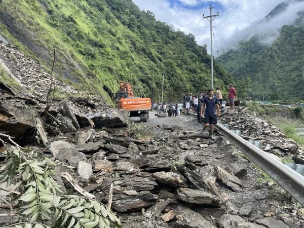 बाढी–पहिरोले क्षतिग्रस्त बेनी–जोमसोम–कोरला सडकको मर्मत तीव्र