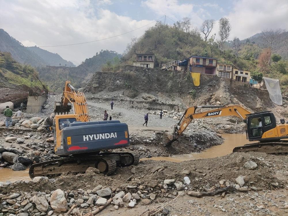 बाढीपहिरोले क्षतिग्रस्त अधिकांश सडक पुनः सञ्चालनमा, दसैँमा घर जाने यात्रुलाई राहत