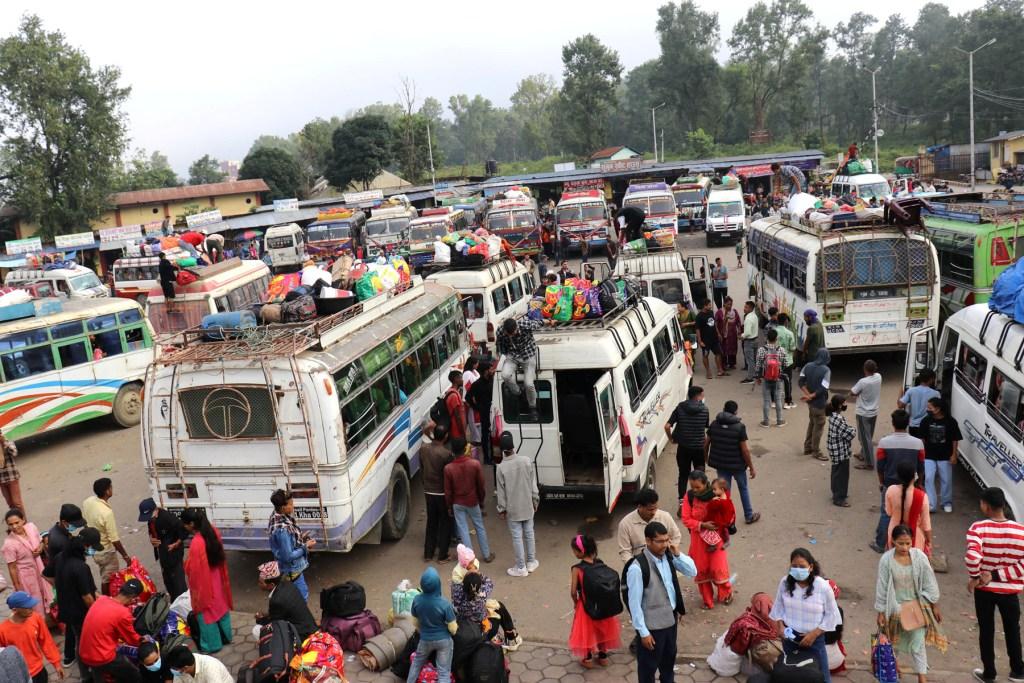 दशैं मनाउन काठमाडौँ छाड्ने यात्रुको चाप बढ्यो, बसपार्क र सडकमा यात्रुको घुइँचो