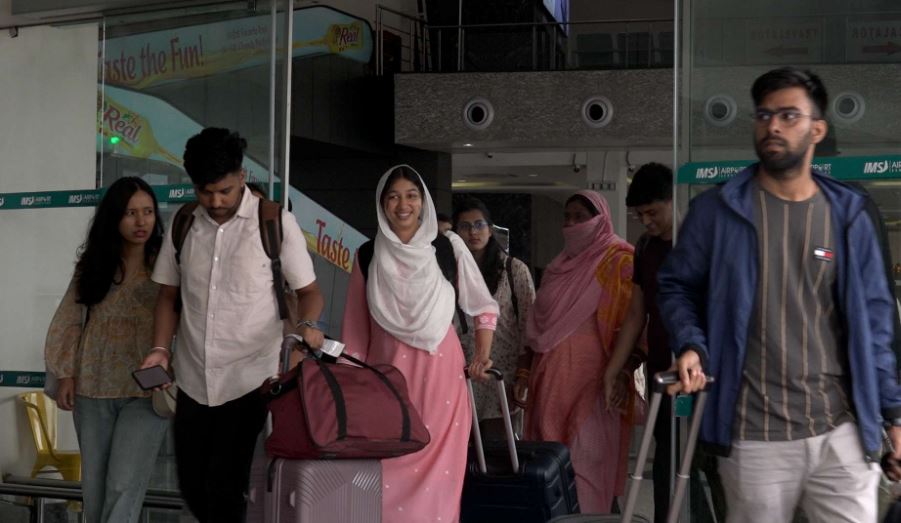 बंगलादेशबाट आइपुगेका विद्यार्थी भन्छन्ः  ‘स्थिति असहज छ, प्रधानमन्त्री नै भागिसक्नुभयो’